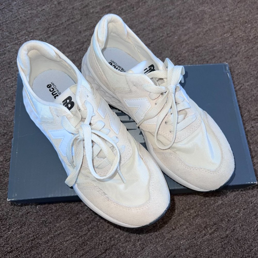 NEW BALANCE SNEAKERS SIZE 5.5W